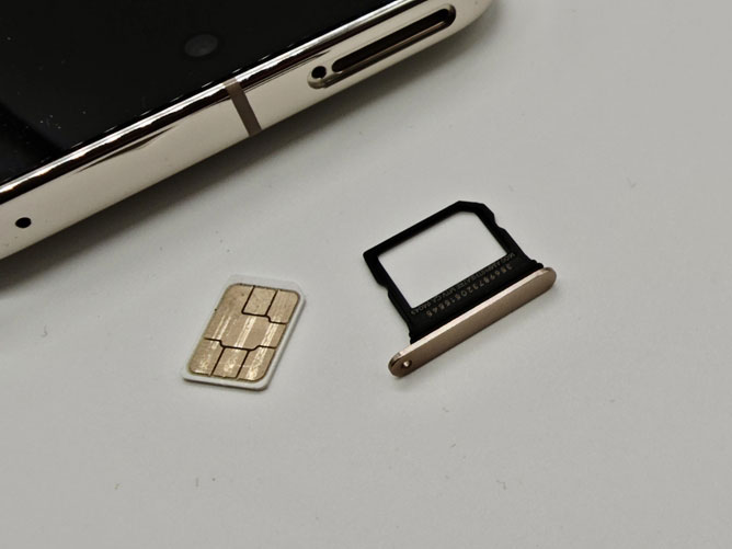 SIMカードの切り欠き（角の欠け）を合わせてトレイに乗せます。