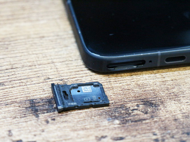 SIMトレイを開けて、現物で確認