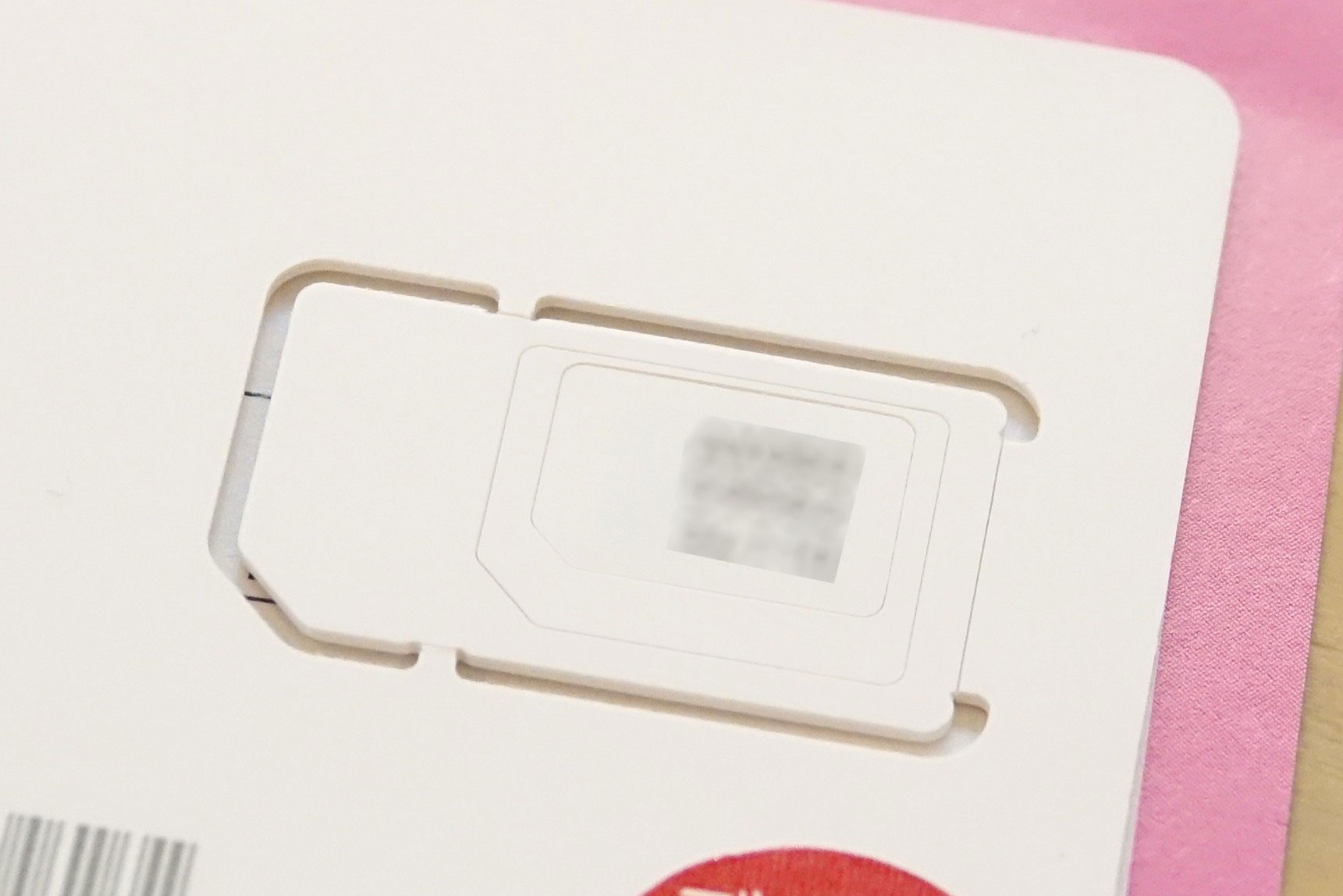 SIMカード部分を拡大したところ。切れ込みが入っているので、端末に合わせてカットできるようになっています