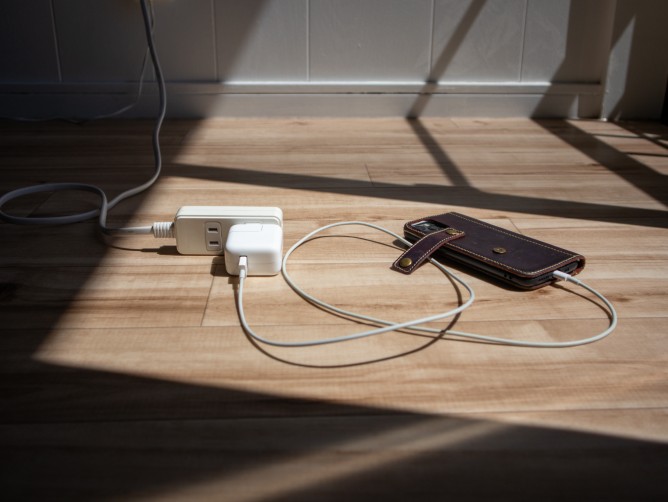 充電しながらスマホを使わない
